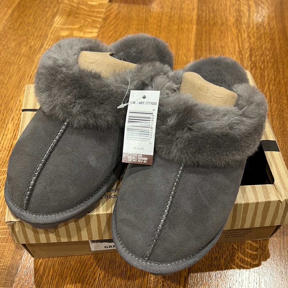 Ladies Shearling slipper* New in Box
